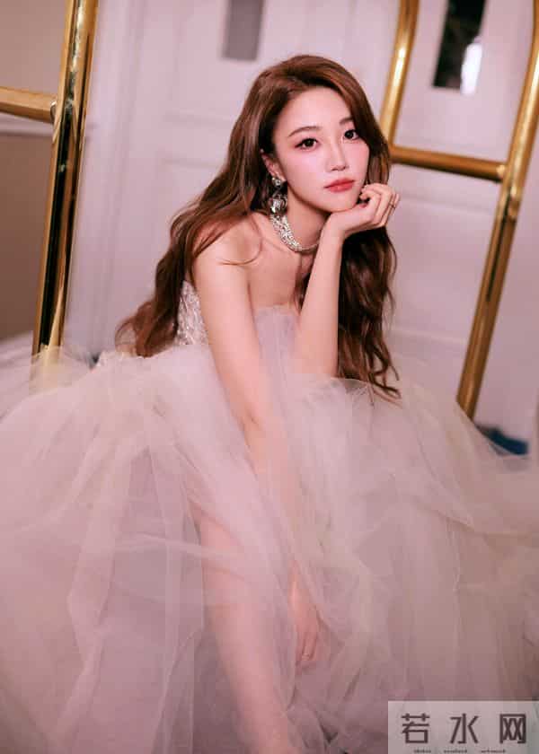 主持人,张纯烨,在酒店行李车上