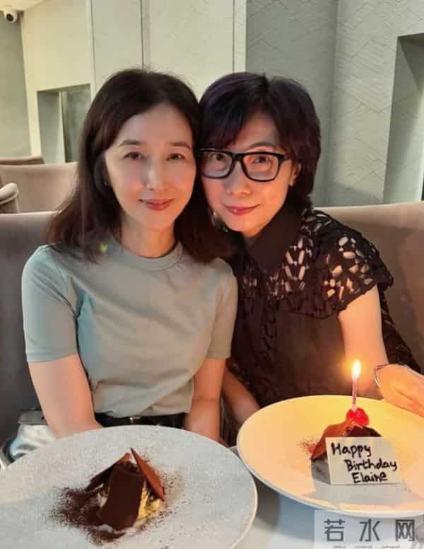 61岁关咏荷罕见露面,赴一场20年之约,状态极佳仍然很漂亮