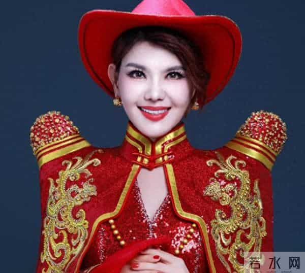 “躲汉子”乌兰图雅：从央视力捧到网友群嘲，42岁再陷陷桃色新闻