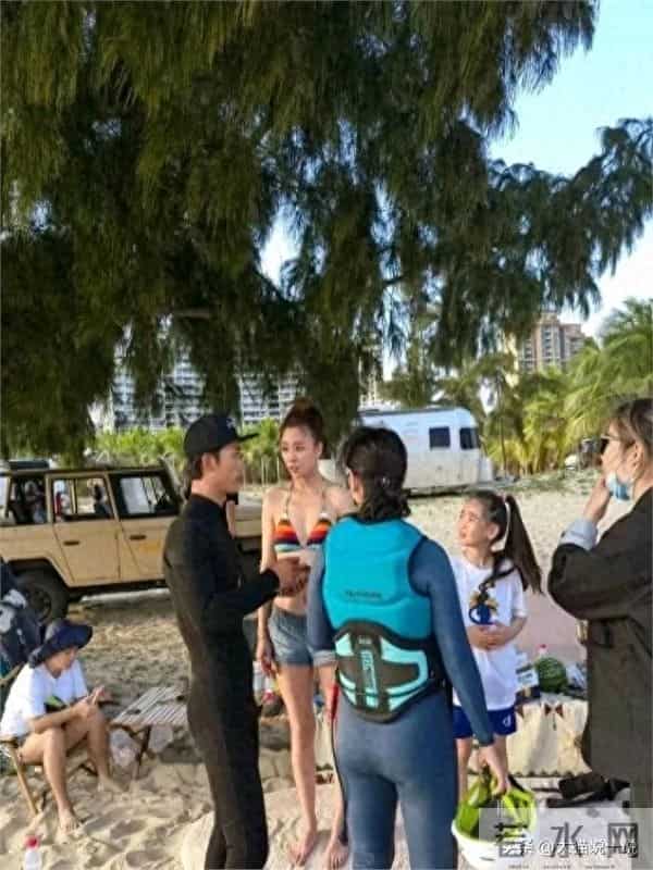 45岁殷桃近照曝光，身穿比基尼非常性感，真是越老越撩人了