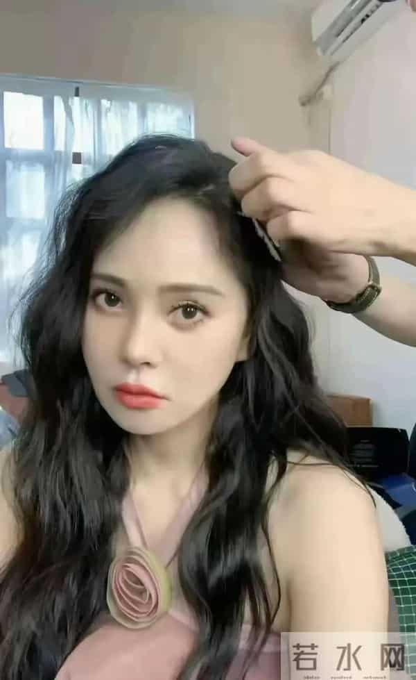 秦昊伊能静牵手逛巴黎，秦昊的大肚腩，伊能静下垂的妈妈臀太抢镜