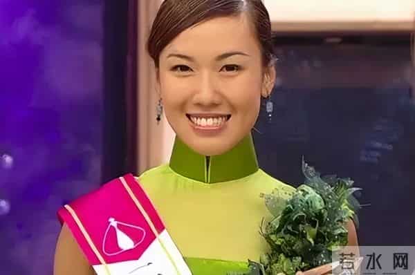 她曾是富家女,破产后选美出道,苦熬多年成主角,爱情事业双得意