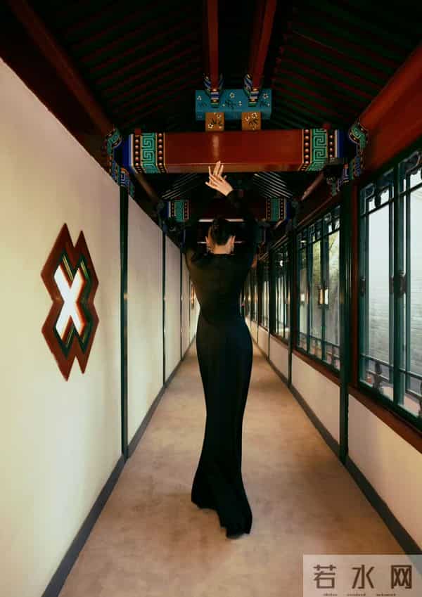 宋佳阿姨黑色裙子写真,又酷又美