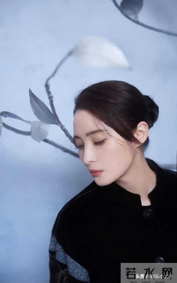 蒋勤勤出席十堰竹山活动,穿黑色印花中式套装发髻低挽,大气漂亮