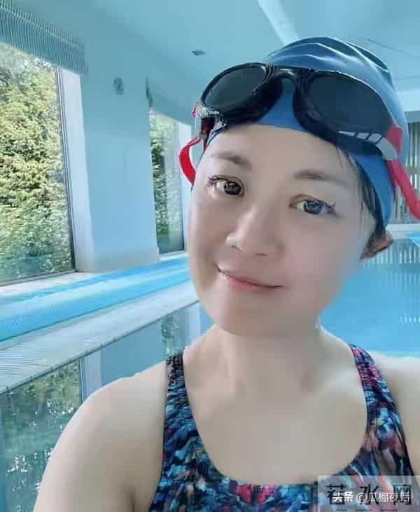 前央视主持人为爱情放弃国籍,走投无路回国,如今她过的怎样了