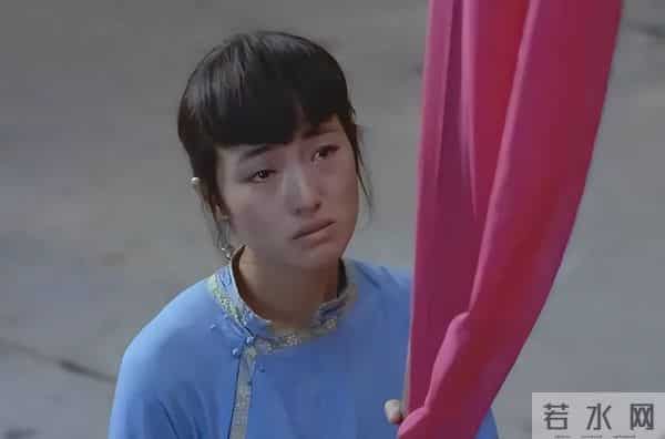 59岁巩俐在北京公园,长了皱纹头发凌乱,喝老酸奶吃糖葫芦接地气