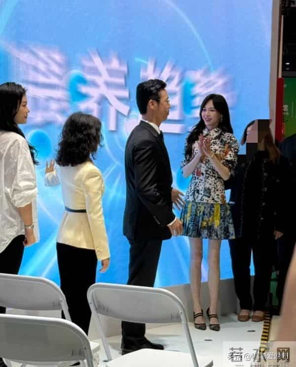 进博会见到唐嫣啦!说实话这腿有点吓到我了!她是不是都不吃饭?