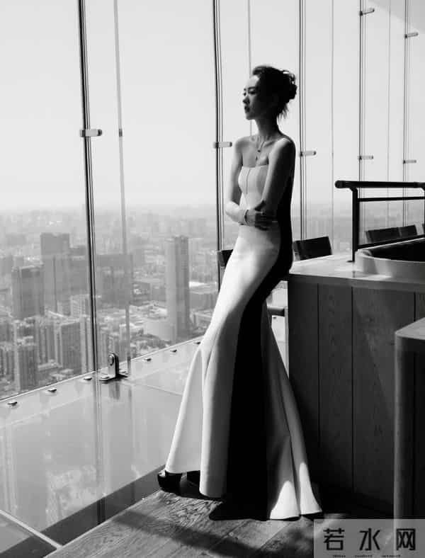 童瑶:白裙倩影,优雅生姿