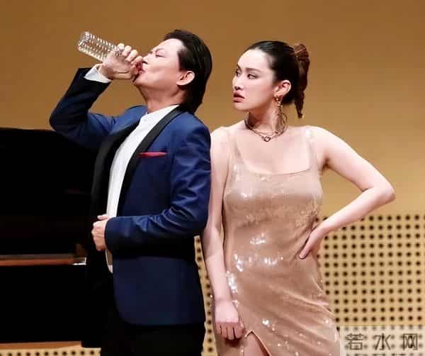 抛弃结婚26年的发妻,转身娶90后女学生,67岁莫华伦如今怎样了?