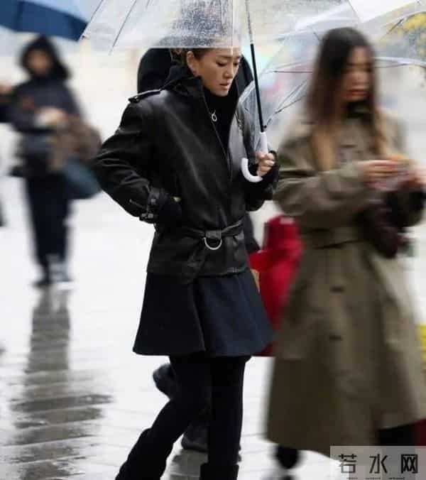 59岁巩俐现身北京公园,满脸皱纹头发凌乱 喝酸奶吃糖葫芦超接地气