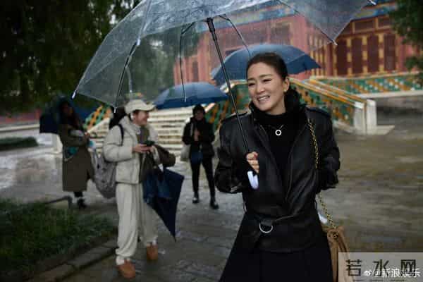 巩俐雨天现身北海公园，全黑造型撑伞漫步，这姿态太像电影镜头！