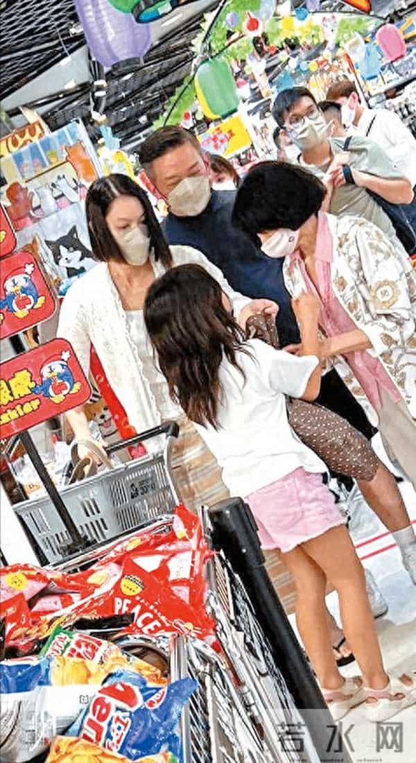 56岁香港著名女星的近况曝光，目前和恋爱三年的富豪男友感情稳定