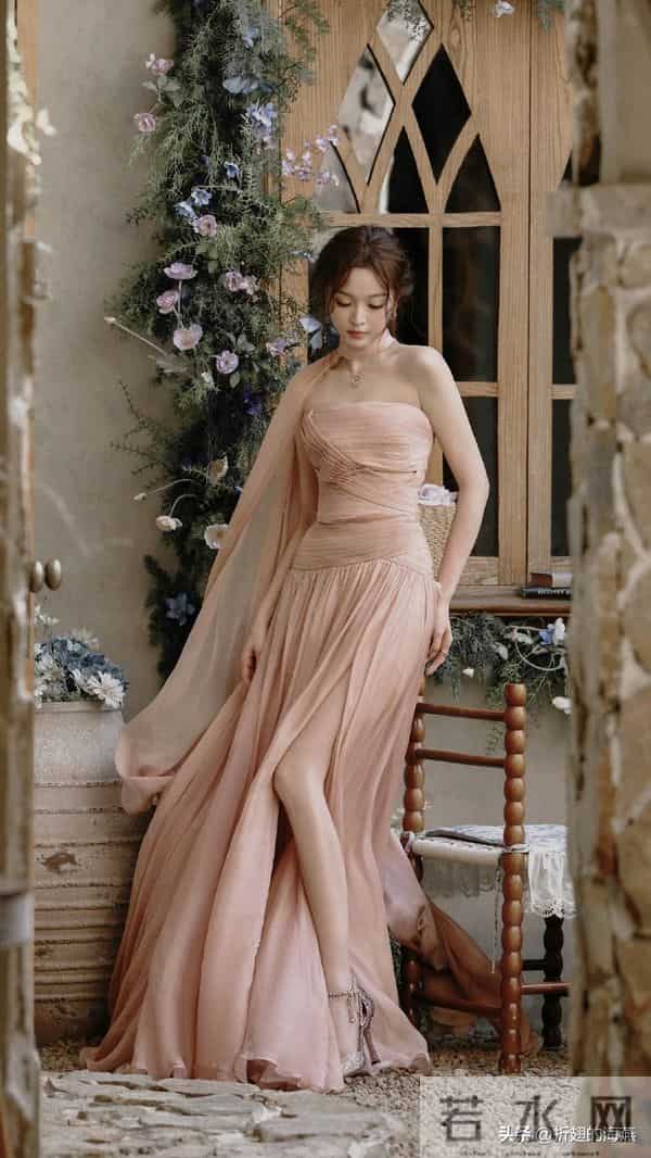 吴宣仪全新穿搭写真：薄纱轻盈，高跟美腿。