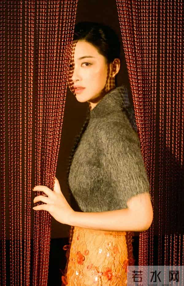 朱珠—秋日画报本人 这身卡其配明黄也太绝了！