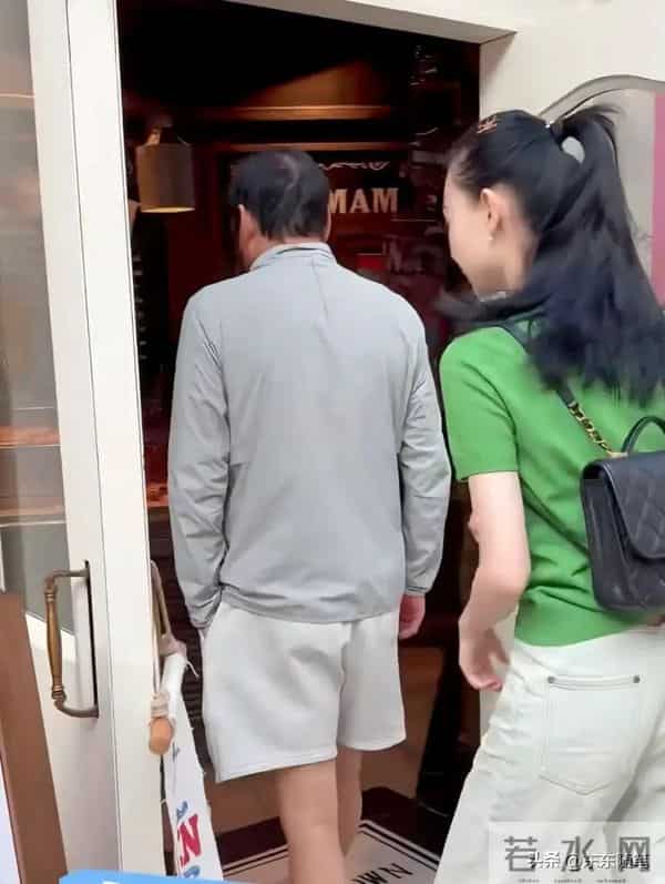 范志毅夫妇立冬逛街，差17岁被认成父女俩，老婆个高漂亮但管得严