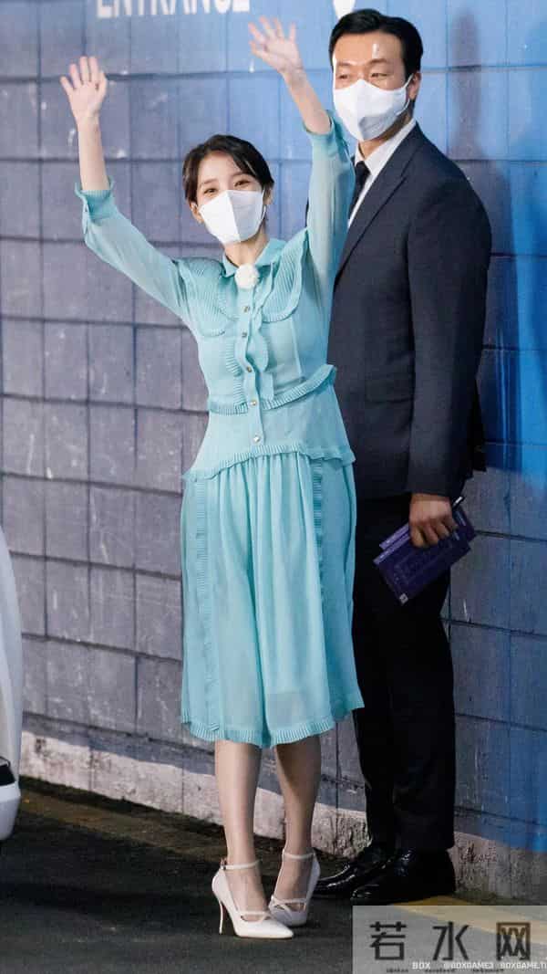 iu李知恩透视裙和白色高跟鞋很有成熟女人的味道