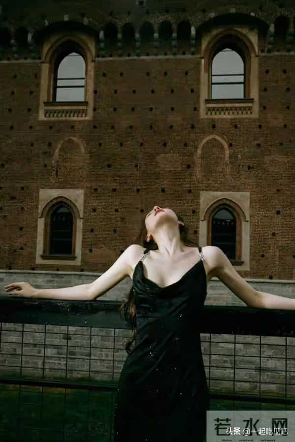 27岁赵露思太丰满，黑色紧身裙都兜不住好身材，难怪直男都喜欢她