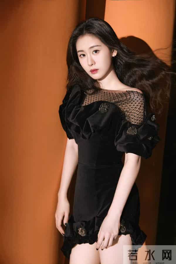 张碧晨脚踩黑色长筒靴,女人味十足,这腿好嫩