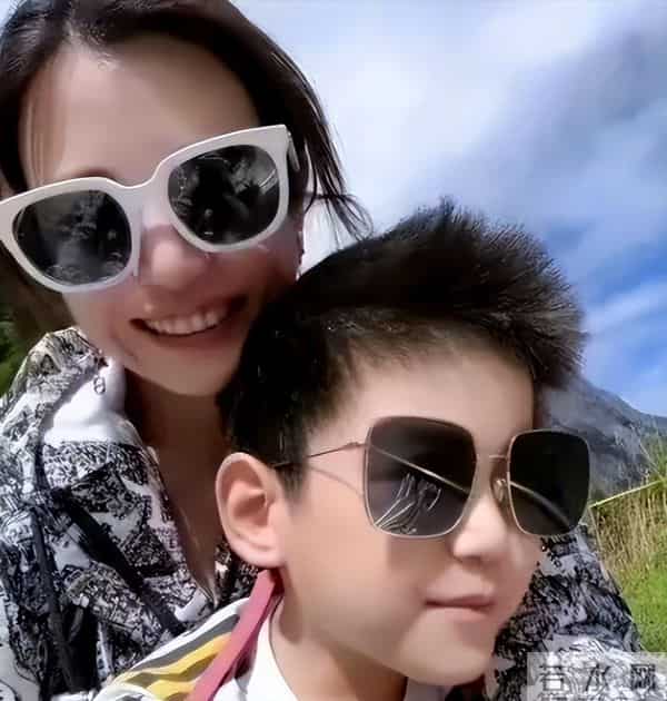 狐狸尾巴藏不住！离婚9个月陈妍希本性难改，陈晓8岁儿子被连累