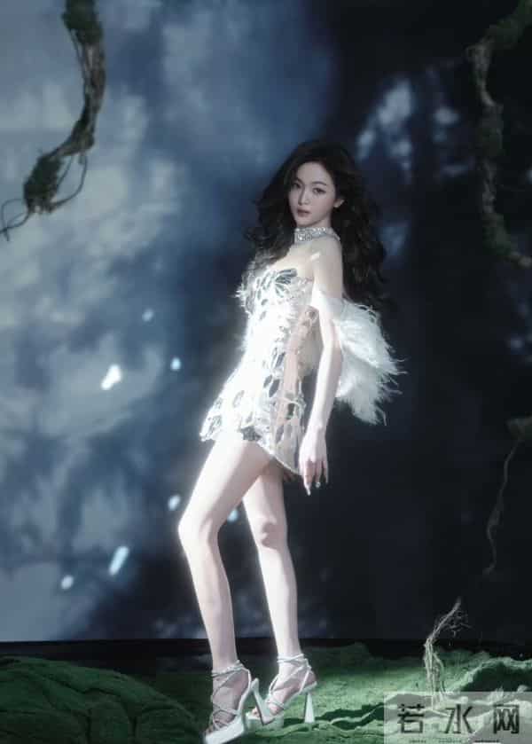 吴宣仪 抹胸短裙