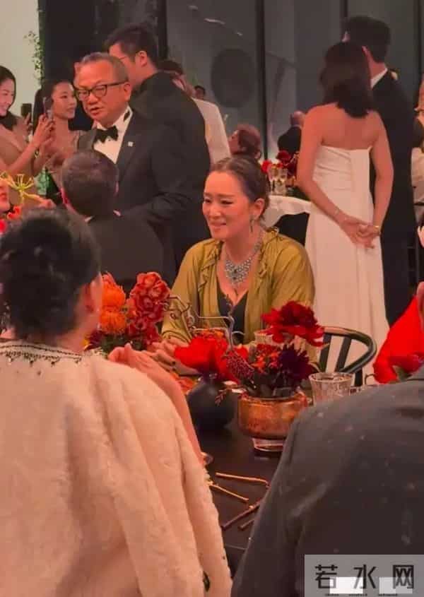 巩俐59岁依旧美出圈!知性打扮+吸睛项链,线下活动太亮眼