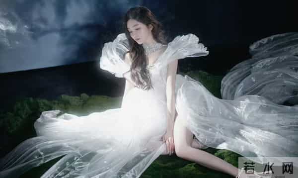 吴宣仪 抹胸短裙