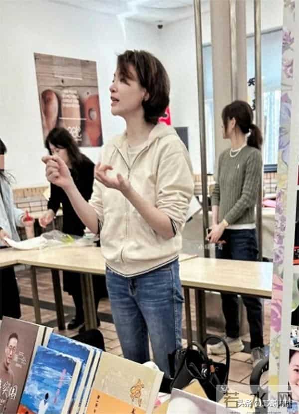 51岁董卿游苏州，打扮清爽和儿子一起，站姿还有主持人仪态