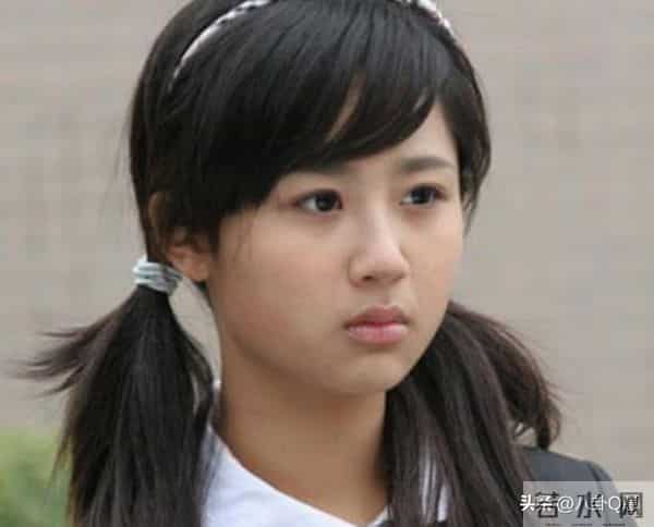 33岁杨紫生日晒全家福,爸妈气质出众亮眼,一家三口太幸福