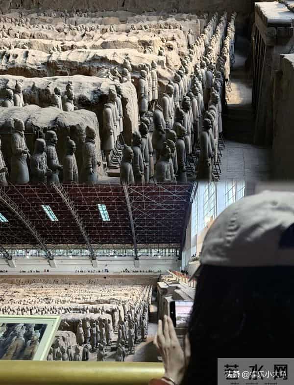 江疏影分享西安旅行碎片，去看兵马俑穿风衣外套戴着眼镜气质绝佳