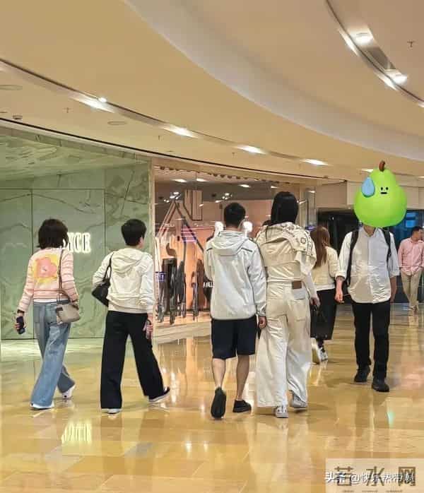 豪门脚跟已站稳,奚梦瑶陪婆婆逛街一身贵妇打扮,比郭碧婷幸福