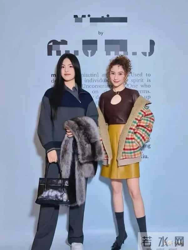 两位真千金罕见同框，何超莲娇小玲珑，小17岁的王诗龄端庄大气