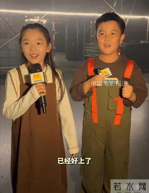 佟大为儿子与酒窝同框,同样9岁比酒窝高半头,正脸照跟爸爸雷同