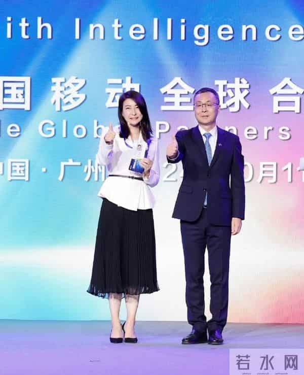 看了郭晶晶的穿搭，我悟了：西装不配牛仔裤、短靴，才更高级洋气