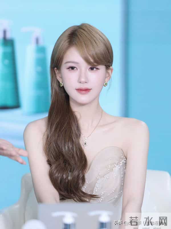 赵露思 白瓷肌肤太亮眼 美的像个洋娃娃精致到头发丝