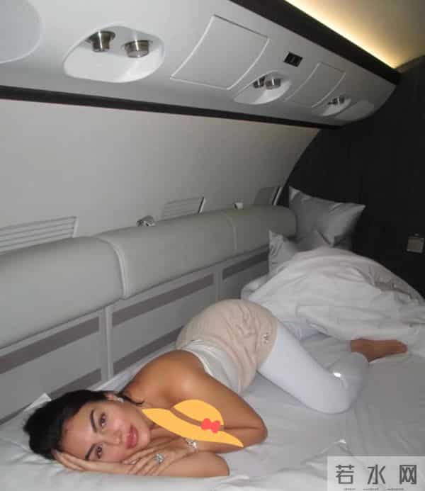 乔治娜又炫富，alo限量包上挂着labubu, 躺在私人飞机的大床上!