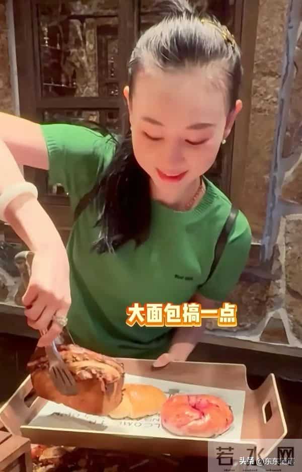 范志毅夫妇立冬逛街，差17岁被认成父女俩，老婆个高漂亮但管得严