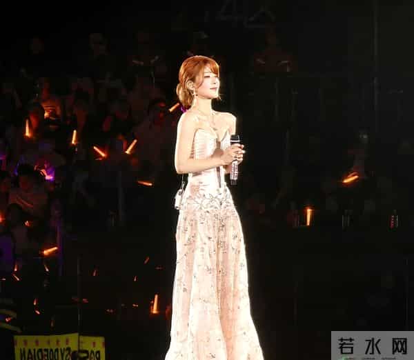 赵露思爆剧红利：穿高定跳热舞，宣布加入新公司，对着粉丝嗷嗷哭