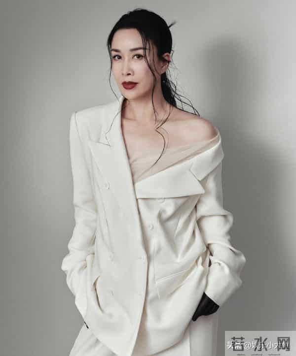 那英出席卡地亚高级珠宝晚宴,穿露肩白色西服套装气场全开好美