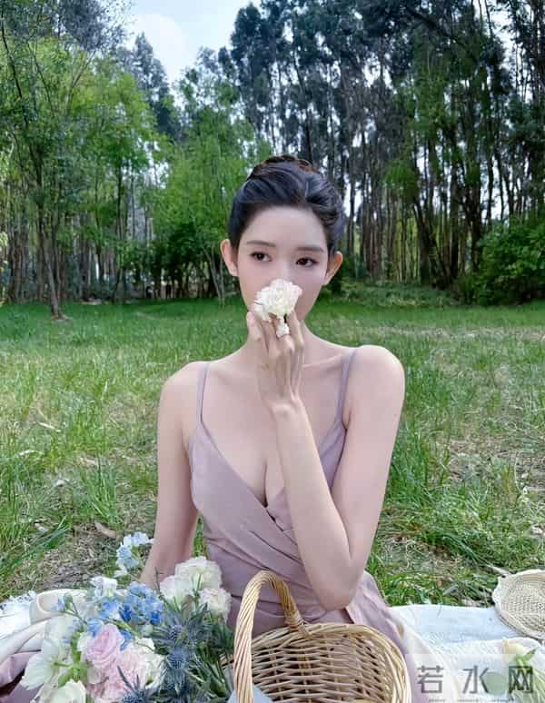 王玉雯，人面桃花具象化了～