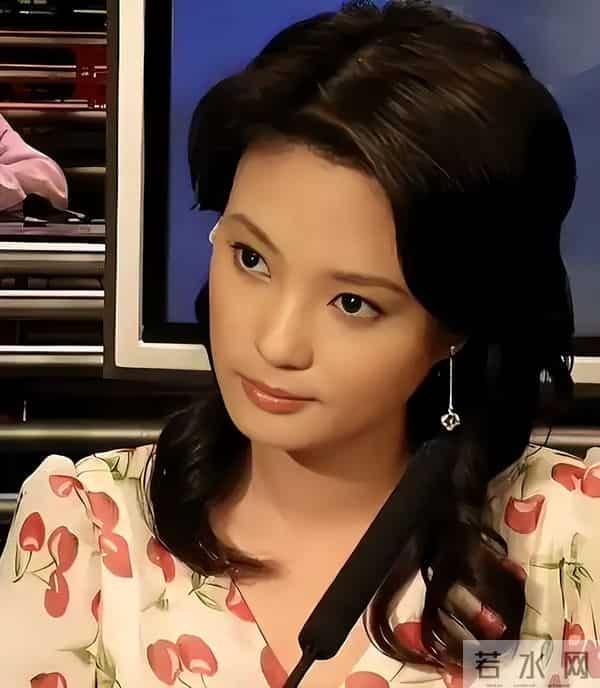 前央视主持人,俩前任去世被嘲“克夫”,生图脸僵的她近况如何了