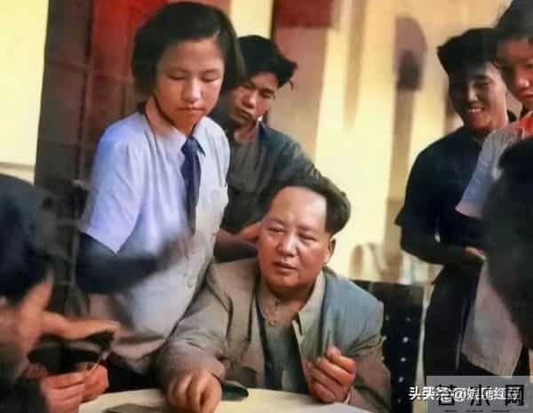 毛主席一家四口合影，四人脸上全是笑意，李讷紧挨毛主席