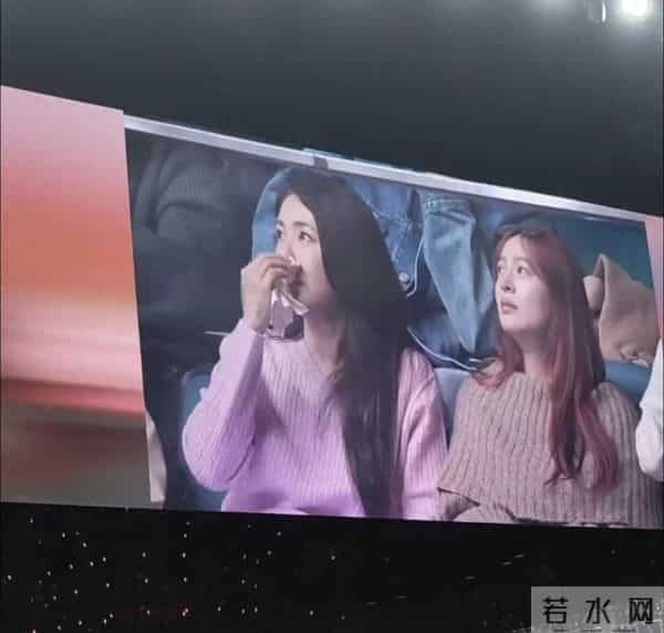 时隔一年后登台,赵露思在生日音乐会上落泪,现场表白粉丝:你们让我又回到这个舞台上,喊话伯乐李炜致谢