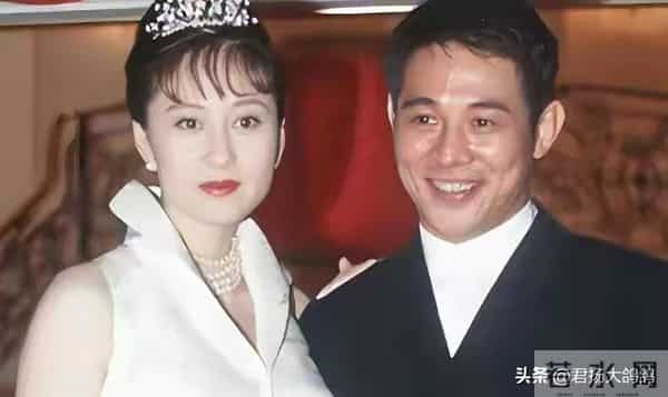 看李连杰与黄秋燕利智的合影，爱不爱太明显