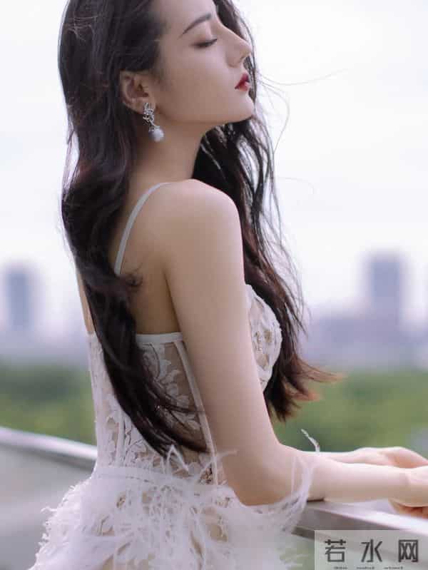 迪丽热巴性感蕾丝小吊带