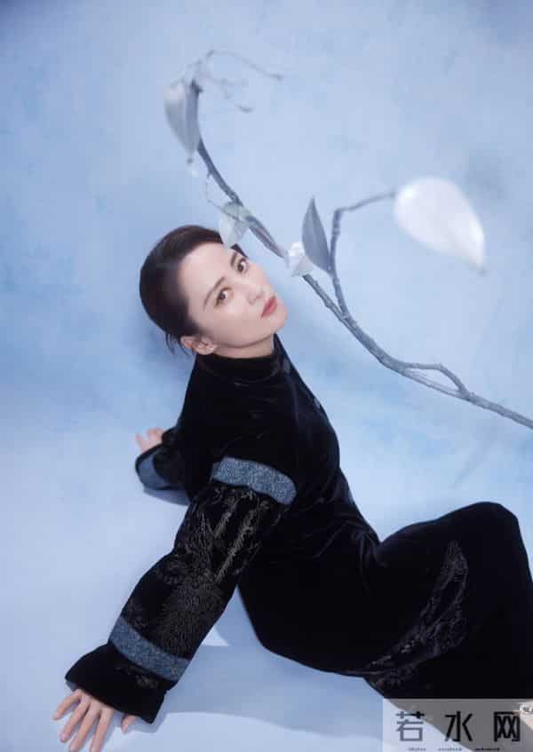 蒋勤勤分享国风写真，黑丝绒刺绣装配低盘发，气质典雅美出新高度