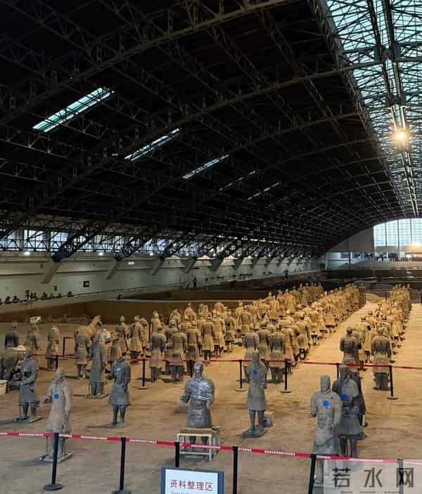 江疏影晒西安旅拍照，逛兵马俑，看《长恨歌》……开心到起飞！