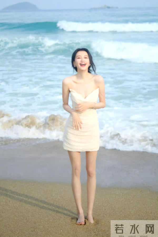 孙怡白裙海边写真