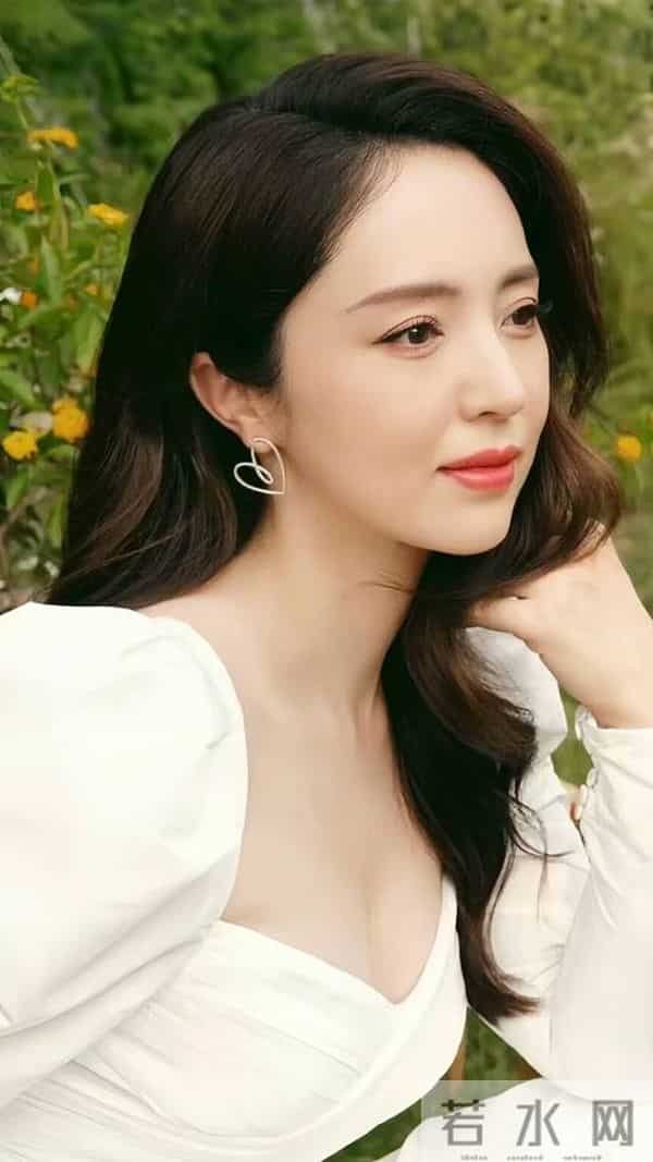 董璇46岁生日照,手捧蛋糕小腹隆起,张维伊站C位风头尽显