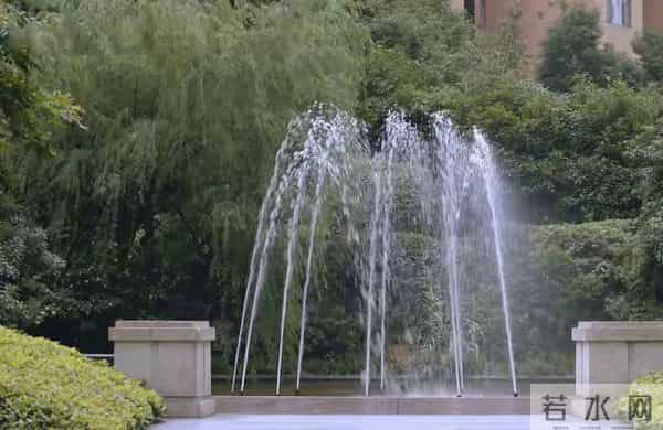 李湘回娘家，客厅大得像酒店大堂，无声中又炫了一把让人羡慕！