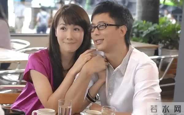 她曾是富家女,破产后选美出道,苦熬多年成主角,爱情事业双得意